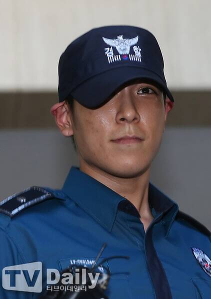 TOP服药过度生死未卜 母亲病房外守候一脸憔悴