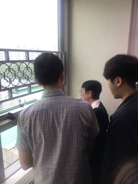 TOP服药过度生死未卜 母亲病房外守候一脸憔悴