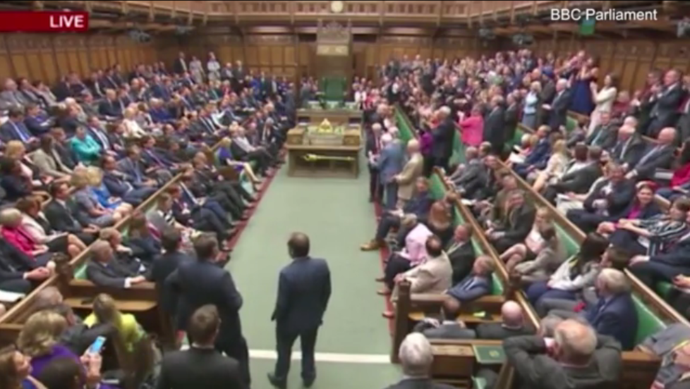 英国议会上,议员看了这张照片引发争议 (组图)