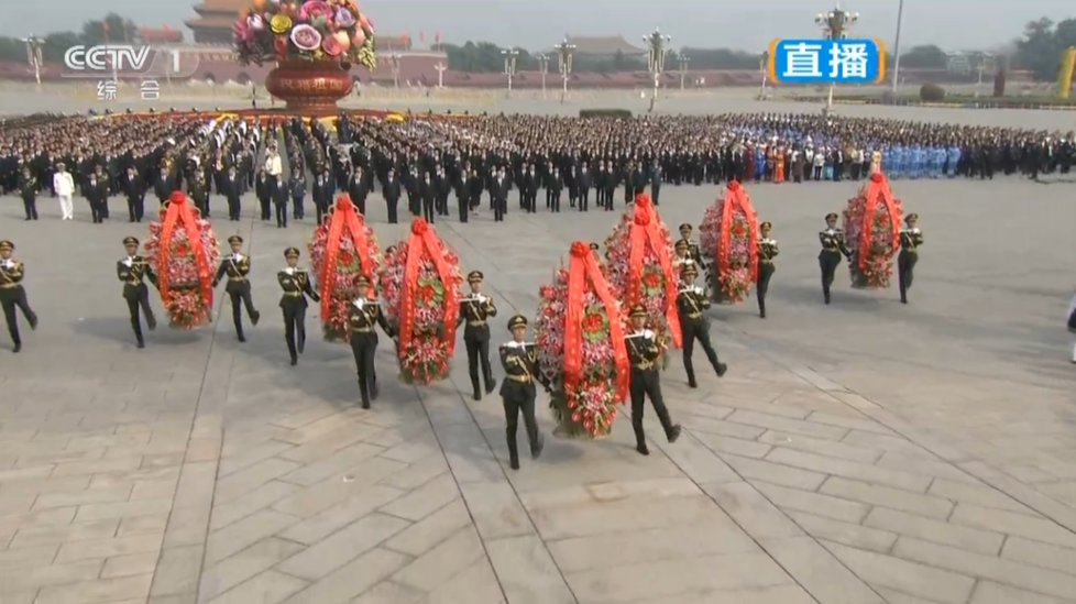 向人民英雄敬献花篮仪式现场