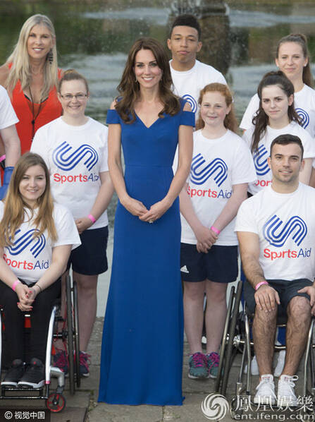 凯特王妃看望奥运会运动员 穿蓝色V领长裙端庄