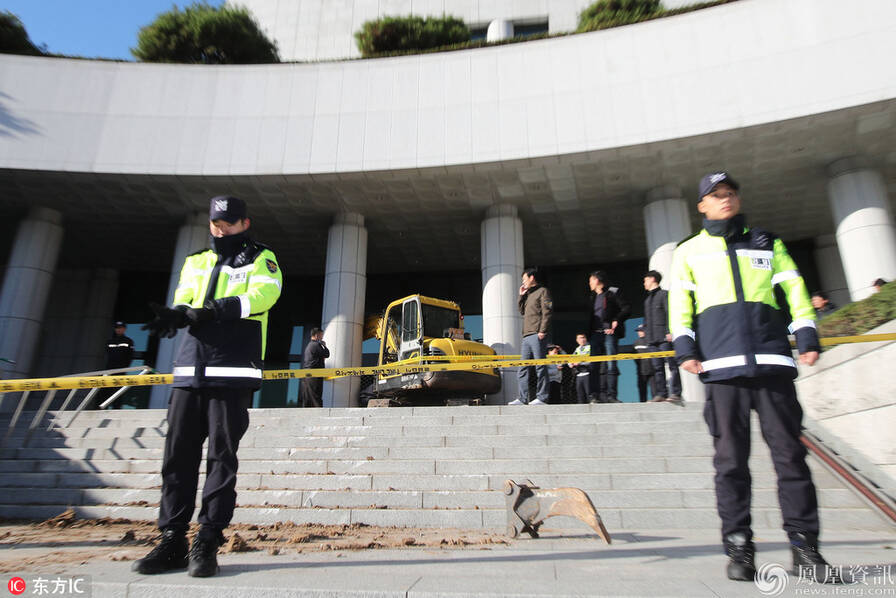 韩国男子驾推土机冲击最高检察官办公室现场(图)