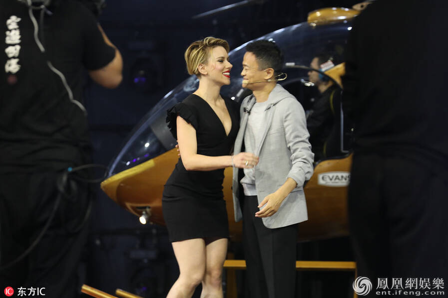 马云变魔术变出斯嘉丽 林志玲当众脱衣(组图)