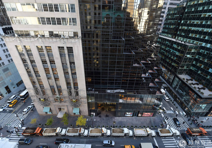 纽约特朗普大楼安保升级 环卫卡车组防护栏(组图)