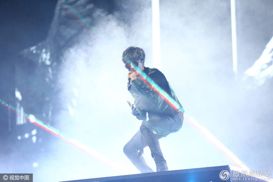 马云变魔术变出斯嘉丽 林志玲当众脱衣(组图)