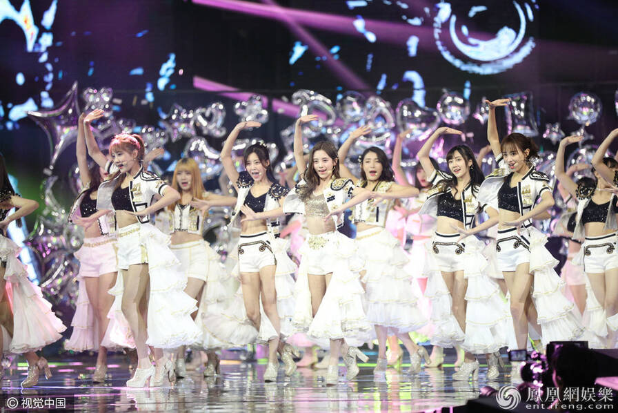 马云变魔术变出斯嘉丽 林志玲当众脱衣(组图)