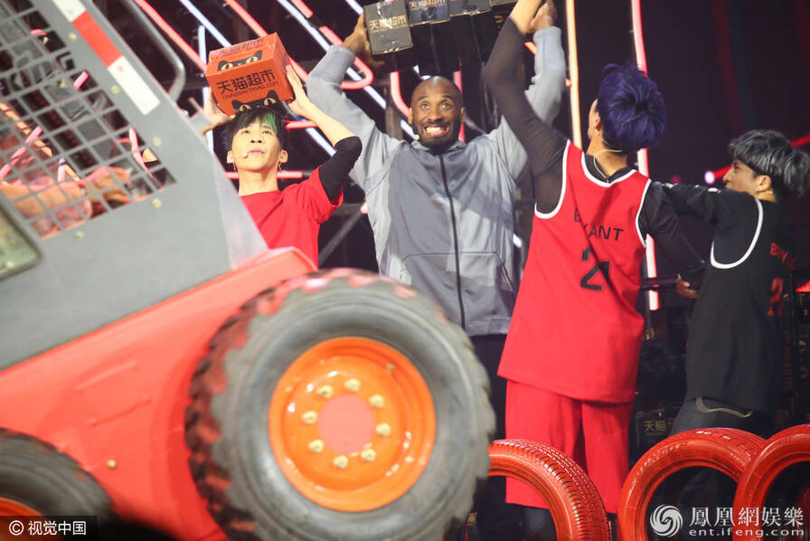 马云变魔术变出斯嘉丽 林志玲当众脱衣(组图)