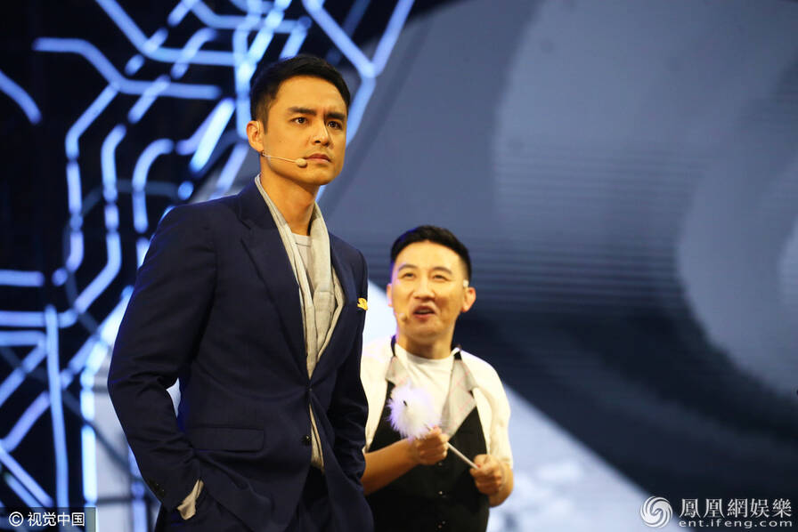 马云变魔术变出斯嘉丽 林志玲当众脱衣(组图)