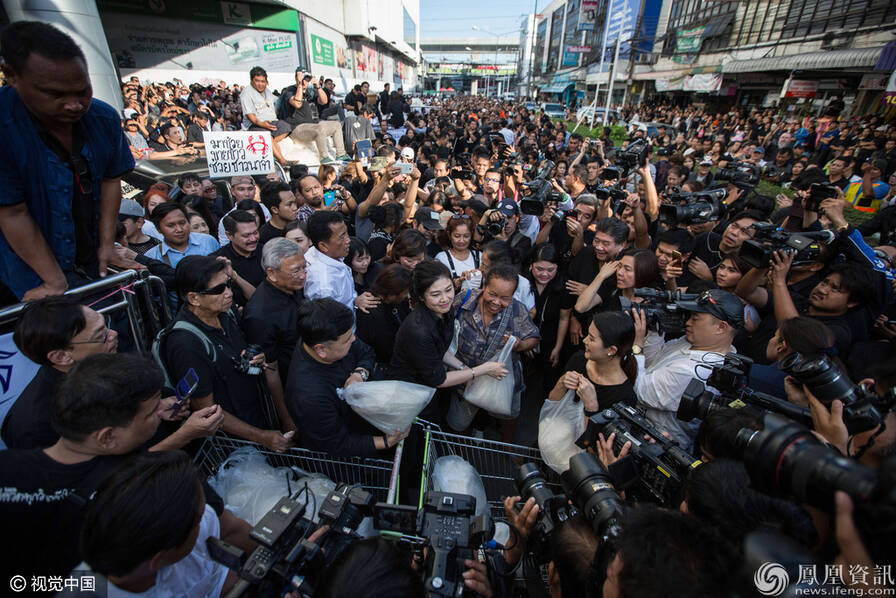 泰国前总理英拉 竟现身街头卖大米 (高清组图)