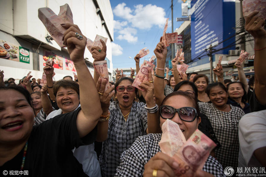 泰国前总理英拉 竟现身街头卖大米 (高清组图)