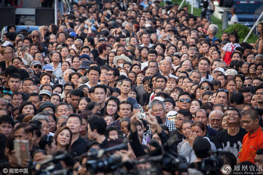 泰国前总理英拉 竟现身街头卖大米 (高清组图)