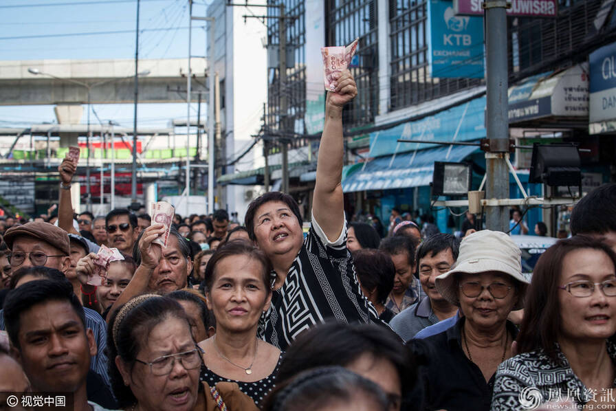 泰国前总理英拉 竟现身街头卖大米 (高清组图)