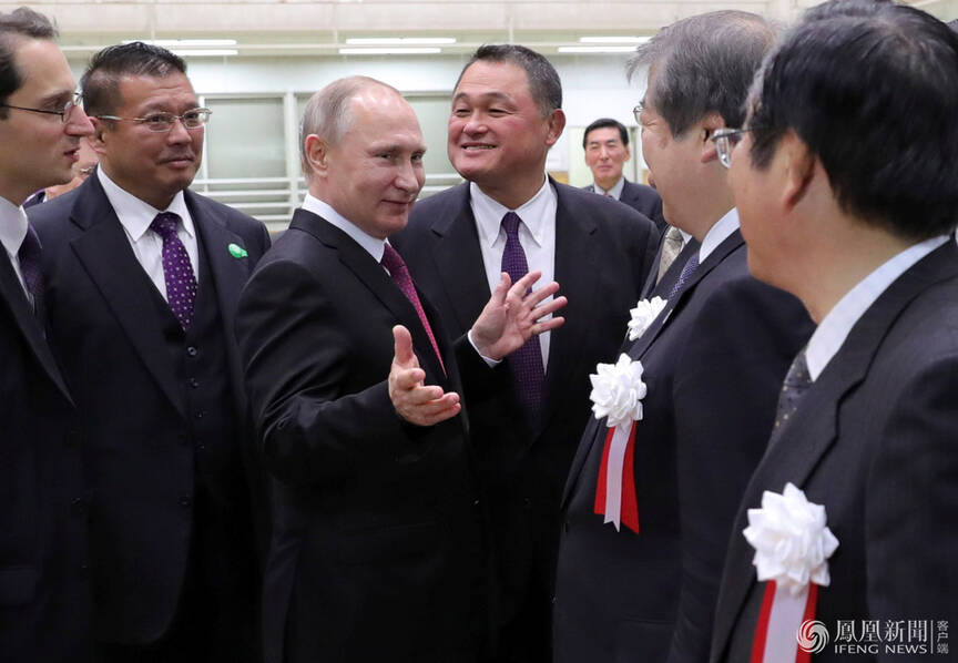 安倍带普京观看柔道表演 二人相谈甚欢(高清组图)