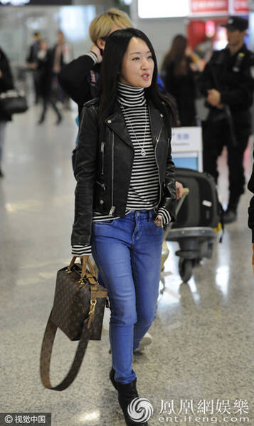 45岁杨钰莹苗条似少女 皮肤水嫩对镜送甜笑(组图)