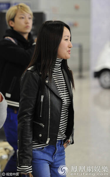 45岁杨钰莹苗条似少女 皮肤水嫩对镜送甜笑(组图)