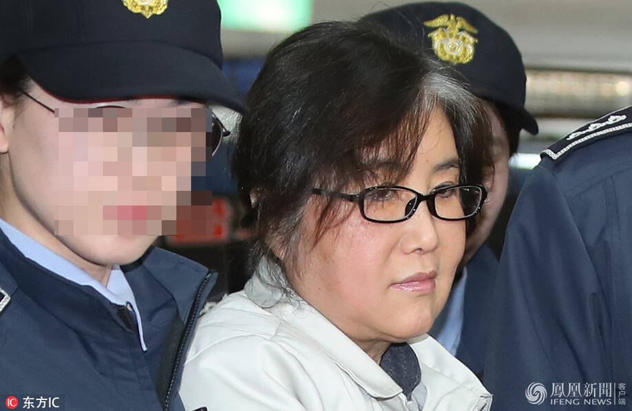 崔顺实第二次被强制传唤现场_综合_突袭网-提