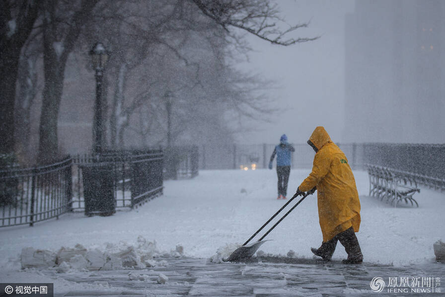 这么大的暴风雪 纽约时装周的姑娘就是不怕冷！