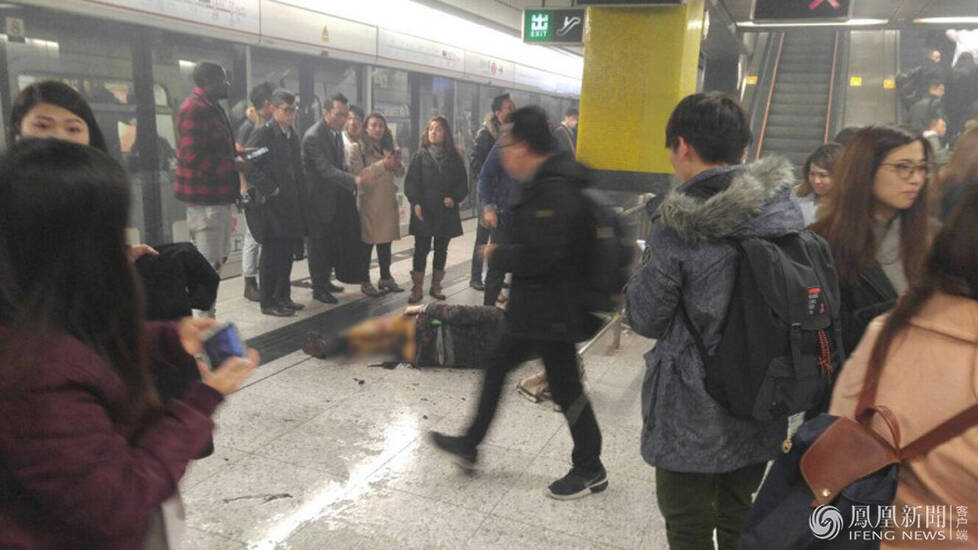 香港地铁在尖沙咀站遭人纵火 多人被烧伤 (组图)