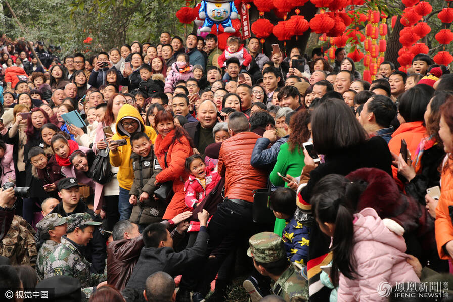 20万人涌入四川看拉人 一不小心就当&quot;爹&quot;(组图)