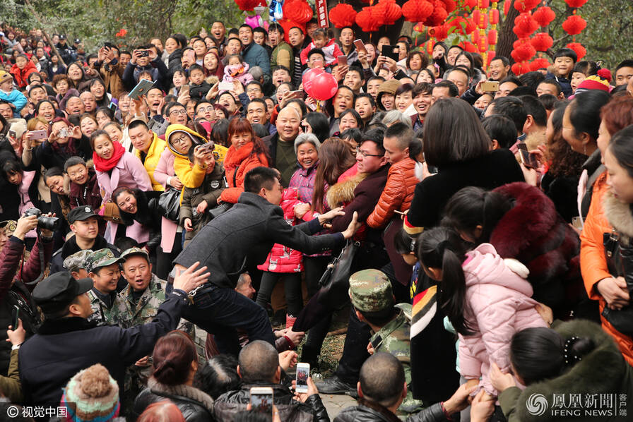 20万人涌入四川看拉人 一不小心就当&quot;爹&quot;(组图)