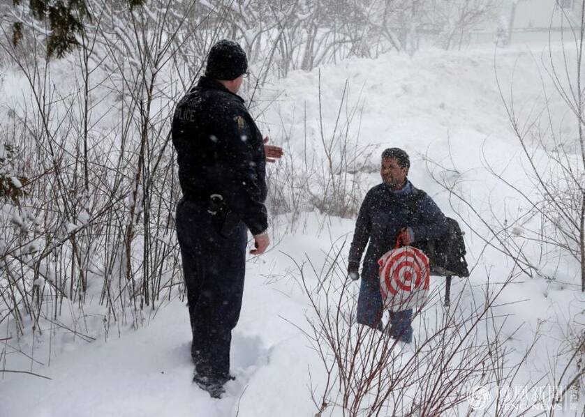 遭美国封杀的难民跪求加拿大警察准其入境-
