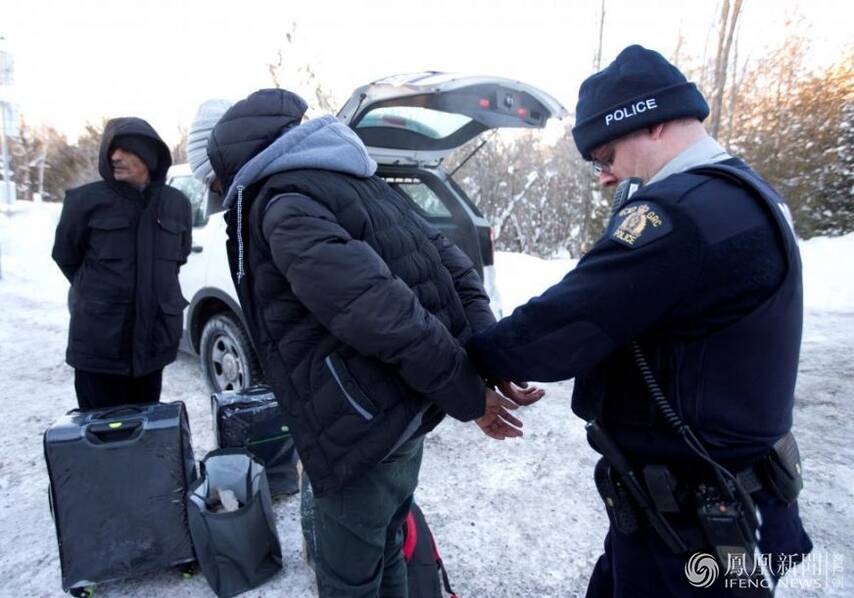 遭美国封杀的难民跪求加拿大警察准其入境-
