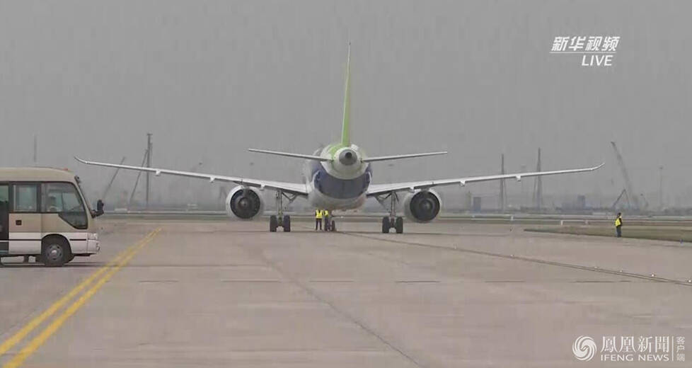 直击国产大型客机C919成功首飞 升空瞬间 (组图)