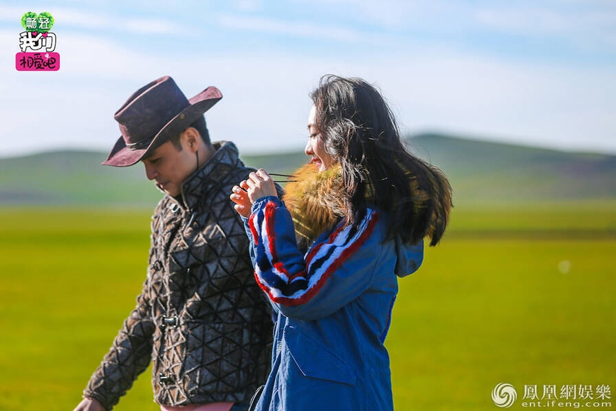 王鸥明道披军大衣甜蜜互动 两人感情升温
