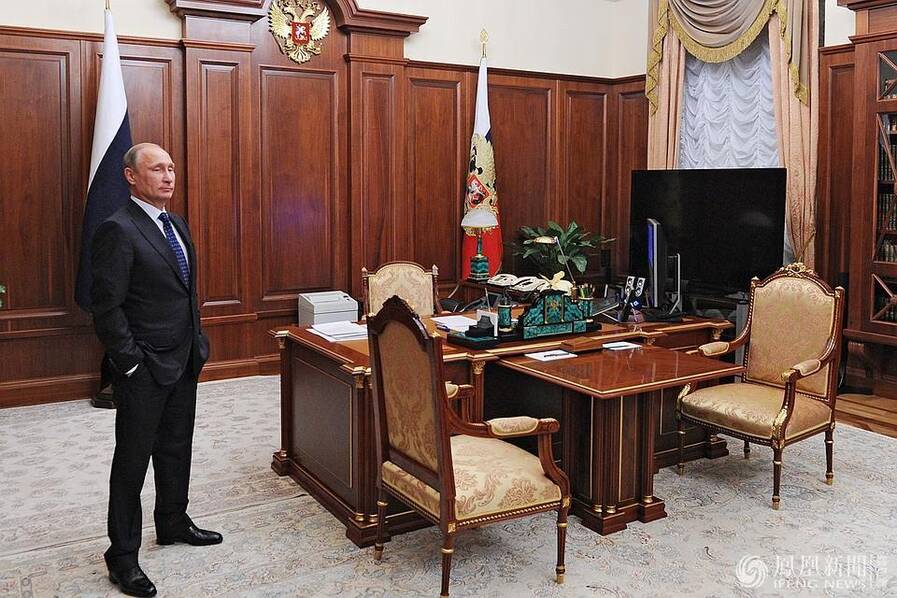 我们可以将梅德韦杰夫的办公室和俄总统普京的办公室做一对比,不难