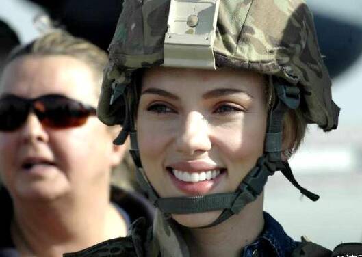 性感迷人的华为手机代言美女去了美军基地,大