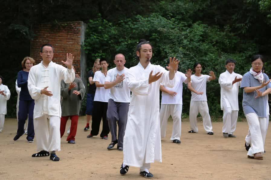 武当山,陈师宇道长亲设养生班,传授内家太极拳和玄门剑术