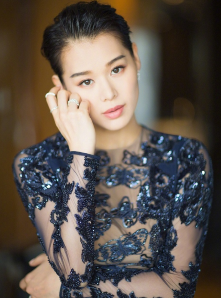 胡杏儿镂空装冰肌玉骨,网友说美到呆了!