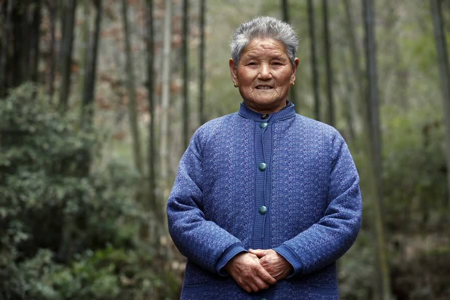 慈祥的李母,面对长焦镜头淡安,恬然,不惊不怖,活出了岁月的静好.