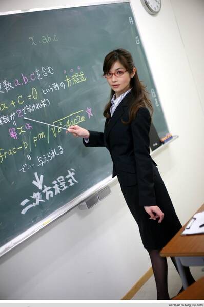 网红美女化身数学老师,穿黑色职业装拍干练气质写真!