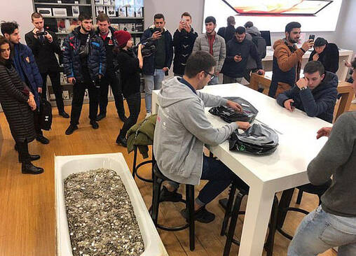 俄7青年抬一浴缸硬币买苹果手机_资讯频道_凤凰网