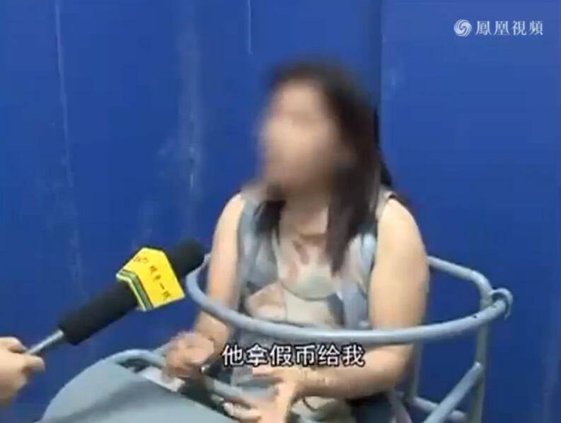 视频：卖淫女收到百元假币 当街爆打嫖客