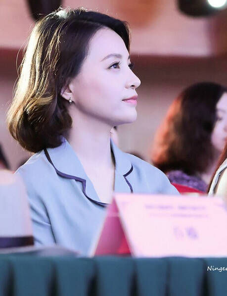 董卿出席推介会频撩发 知性温婉气质出众_凤凰