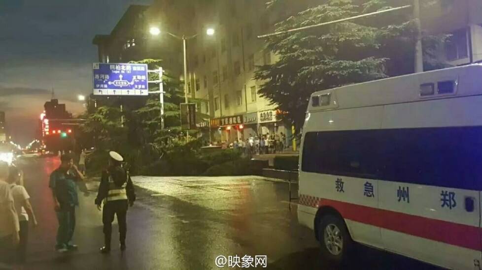 河南道路突然塌陷 路人掉进深坑瞬间(高清组图)