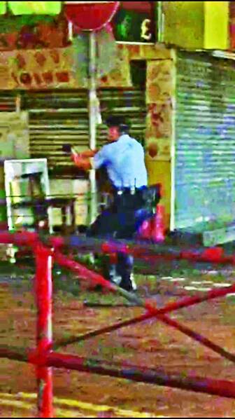 香港警察一字排开地毯式寻找子弹一幕