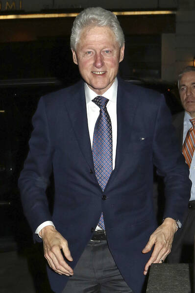 和克林顿现身纽约看百老汇音乐剧 希拉里心情不错