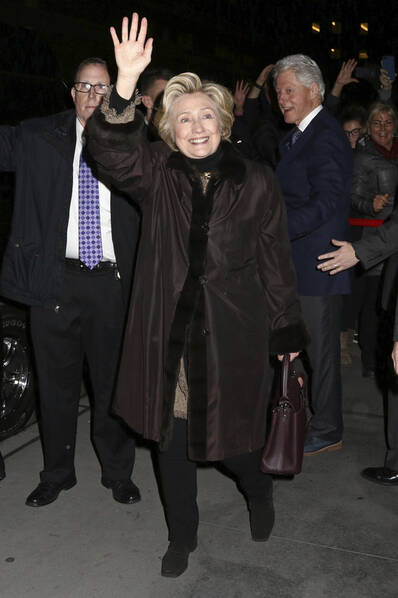 和克林顿现身纽约看百老汇音乐剧 希拉里心情不错