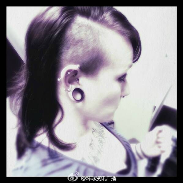 美女子割耳取蛇!宠物蛇穿过耳洞卡住 画面十分恐怖