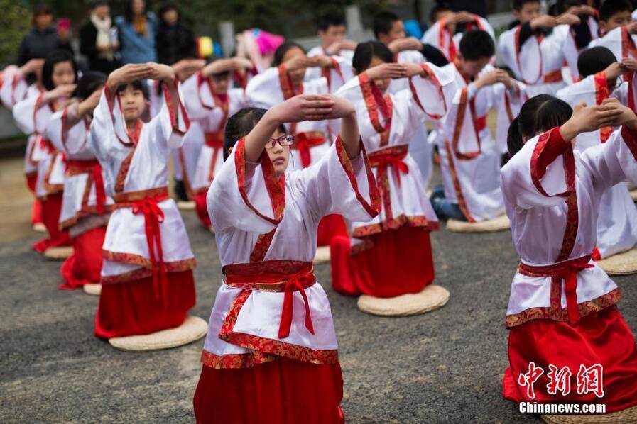 24 07:43   3月23日,三十位身着古代服饰的孩童走进南京浦口林散之