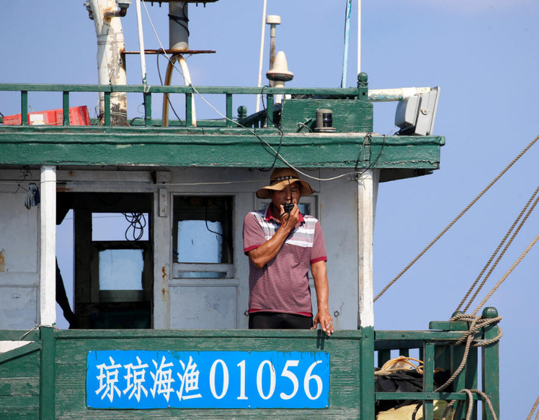 菲律宾人在黄岩岛捕鱼 中国海警在旁边维持秩序