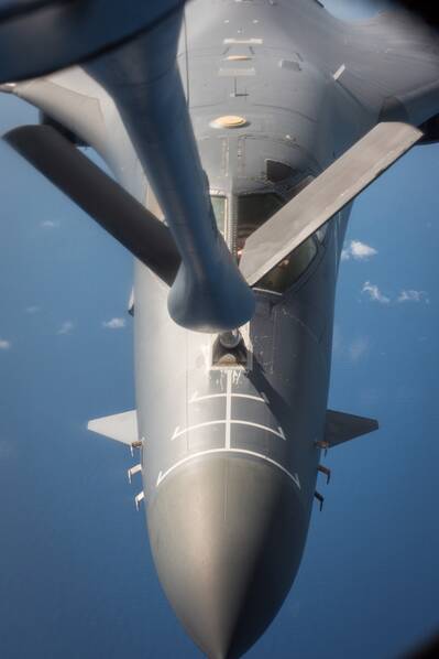 美两架B-1B战略轰炸机飞越南海 中国国防部回应