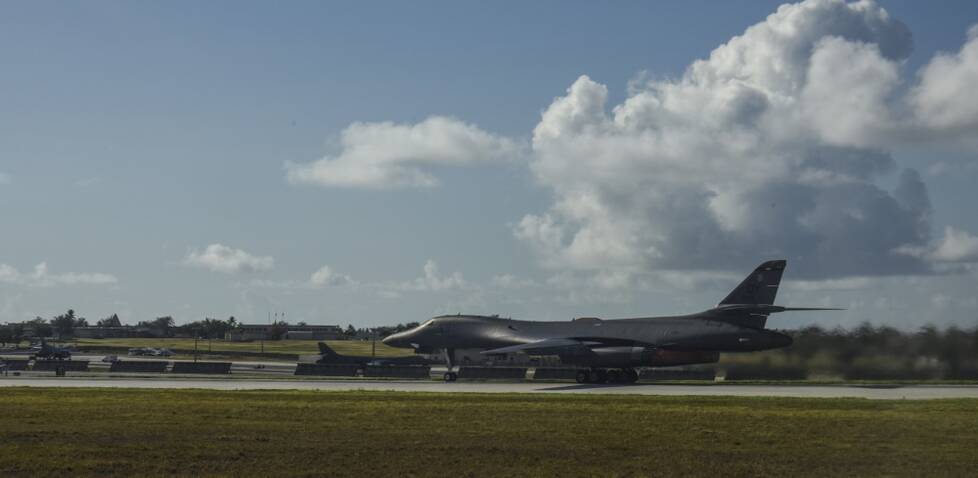 美两架B-1B战略轰炸机飞越南海 中国国防部回应