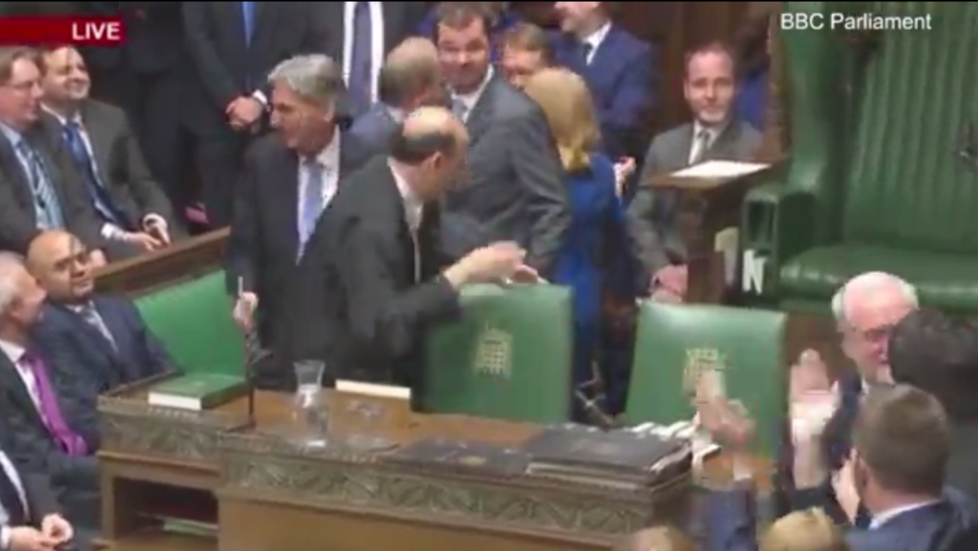 英国议会上,议员看了这张照片引发争议 (组图)