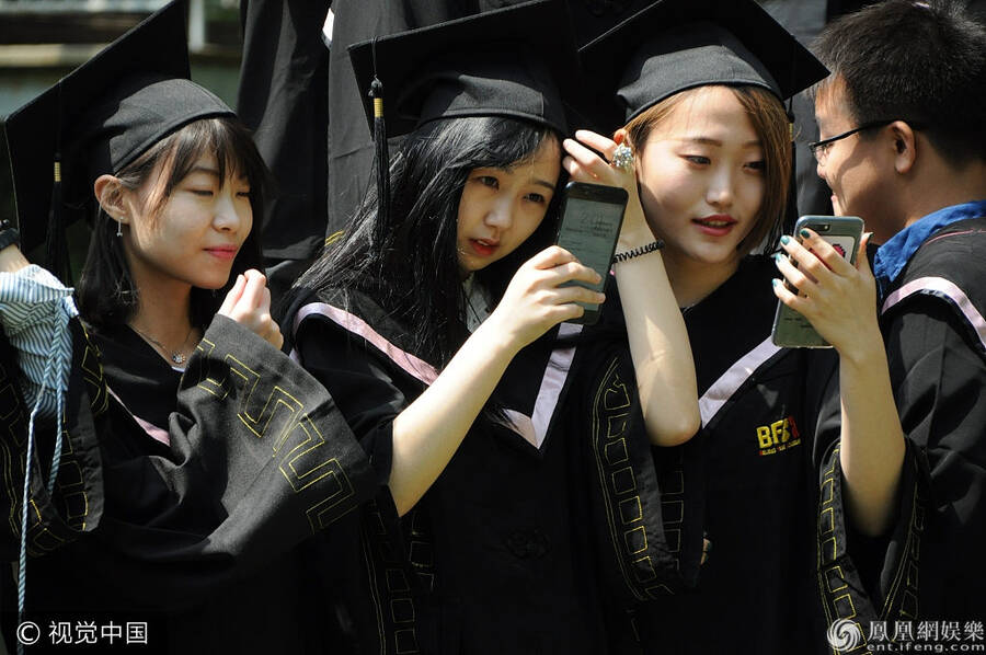 北影2013级毕业生拍毕业合影 帅哥美女摆搞怪