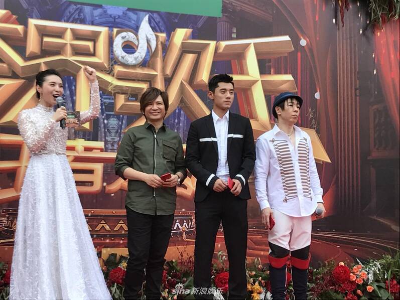 综艺忙不停 张继科身着西装帅气亮相