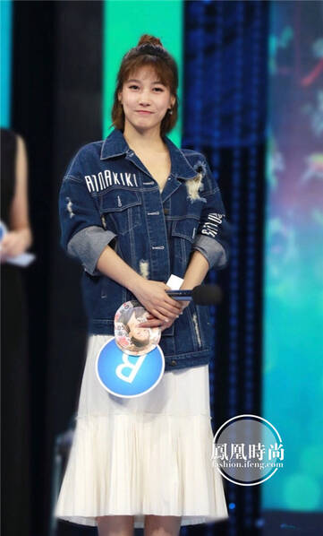 这位小姑娘倒追大34岁陈道明,还撞脸李小冉厉害了!